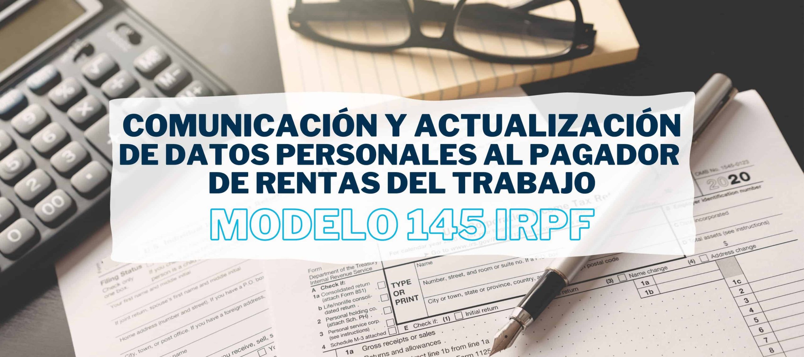Trabajador rellenando el modelo 145 IRPF a petición del pagador de sus rentas del trabajo.