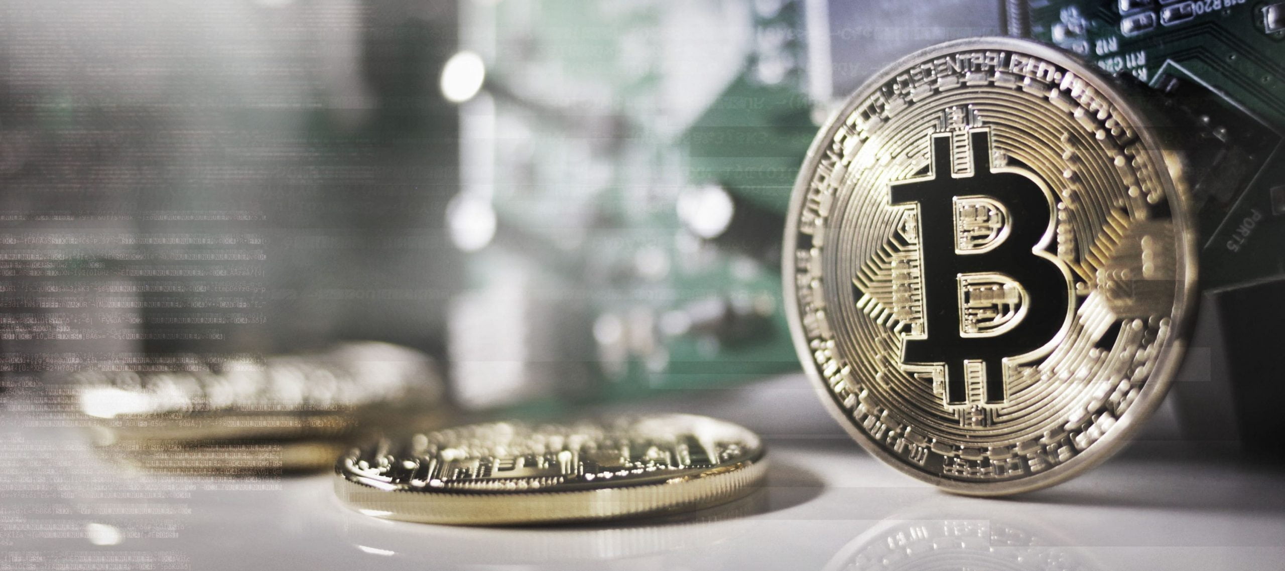 Bitcoins sobre una mesa en la que se habla de hacienda y las criptomonedas