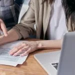 trabajadores consultando cómo se deben emitir facturas electrónicas en el artículo sobre la reglamentación de Iniciativa Fiscal