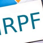 Profesional de Iniciativa Fiscal explicando las deducciones estatales renta 2022 a un cliente interesado.