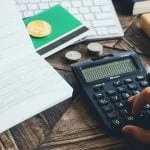 Persona tratando de rellenar los trámites para recuperar el IVA de créditos incobrables o IVA devengado impagado junto a Iniciativa Fiscal.