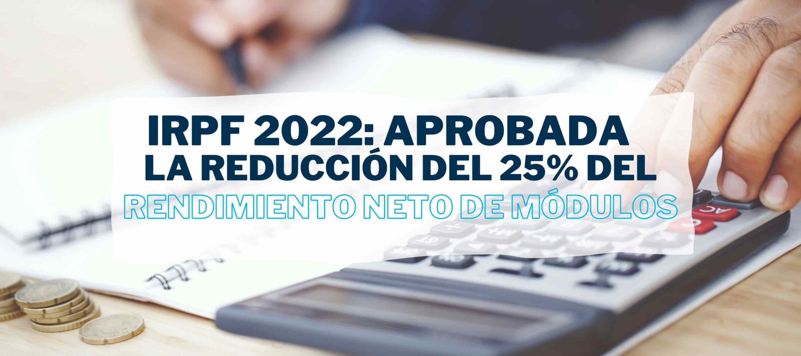 Persona calculando con una calculadora la reducción del rendimiento neto de módulo 2022 según lo dicho en Iniciativa Fiscal.