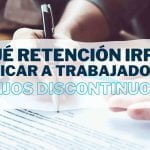 Mujer firmando un contrato laboral y conociendo sus condiciones de retención IRPF de los fijos discontinuos por parte de Iniciativa Fiscal.