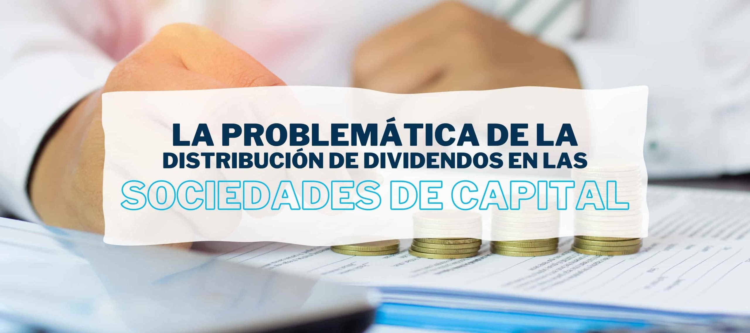 Persona contando monedas para efectuar una correcta distribución de dividendos en una Sociedad de Capital de acuerdo a lo que dice Iniciativa Fiscal.