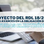 Persona haciendo cálculos en su calculadora para trasladar los datos a la facturación electrónica obligatoria de acuerdo al RDL 18/2022 del que hablamos en Iniciativa Fiscal.