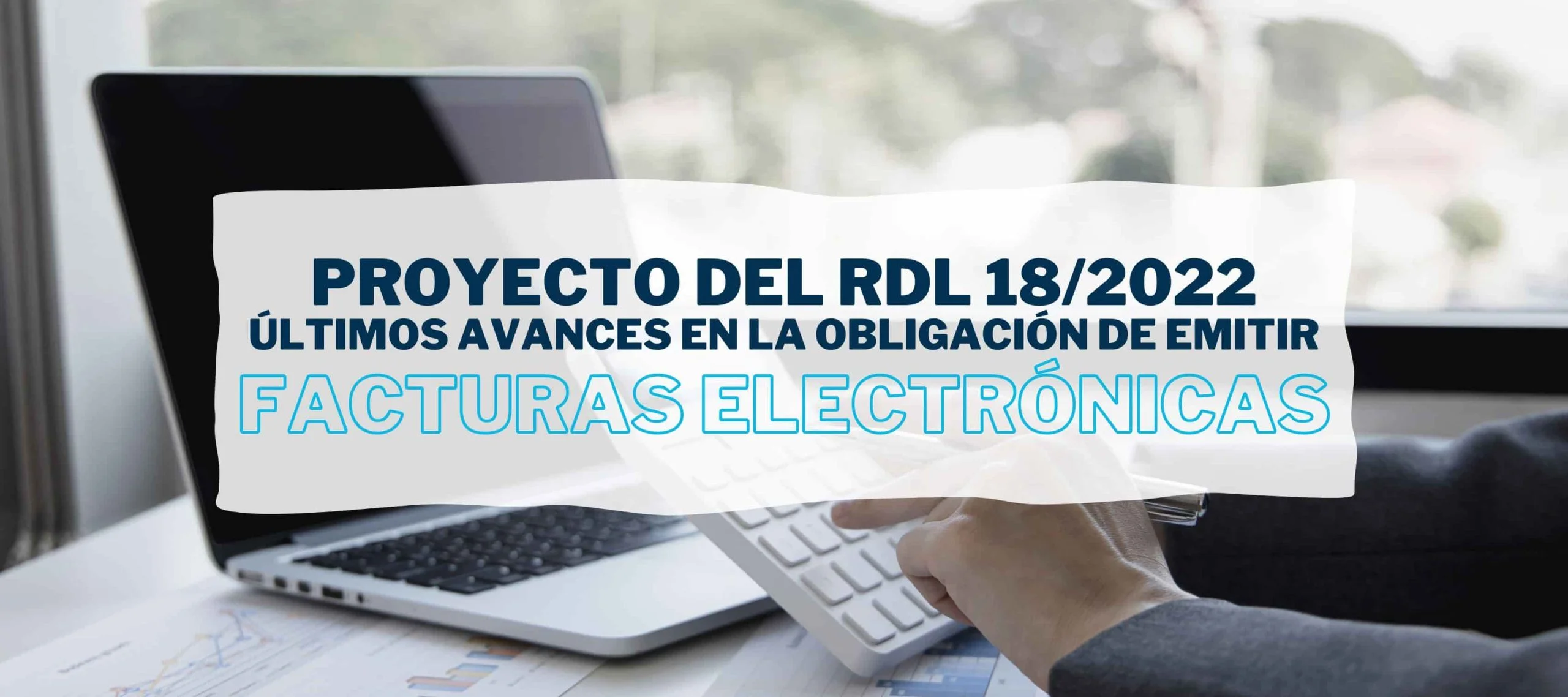 Persona haciendo cálculos en su calculadora para trasladar los datos a la facturación electrónica obligatoria de acuerdo al RDL 18/2022 del que hablamos en Iniciativa Fiscal.