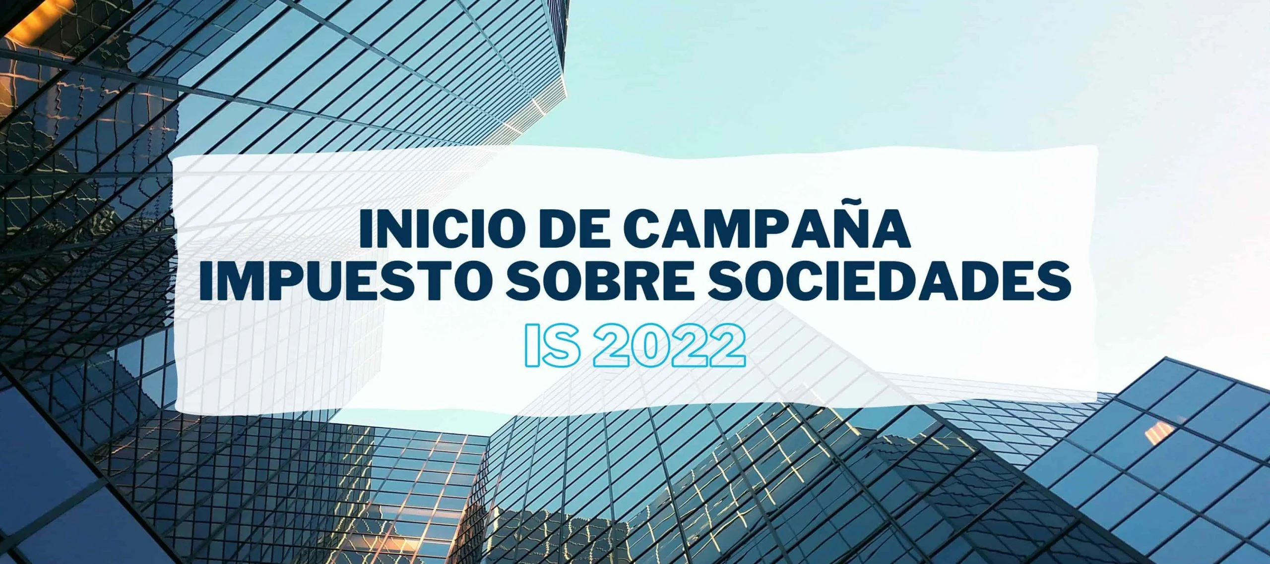 Conjunto de edificios vistos desde una perspectiva en picado desde abajo para hablar del inicio de la campaña del impuesto sobre sociedades 2022 en Iniciativa Fiscal.