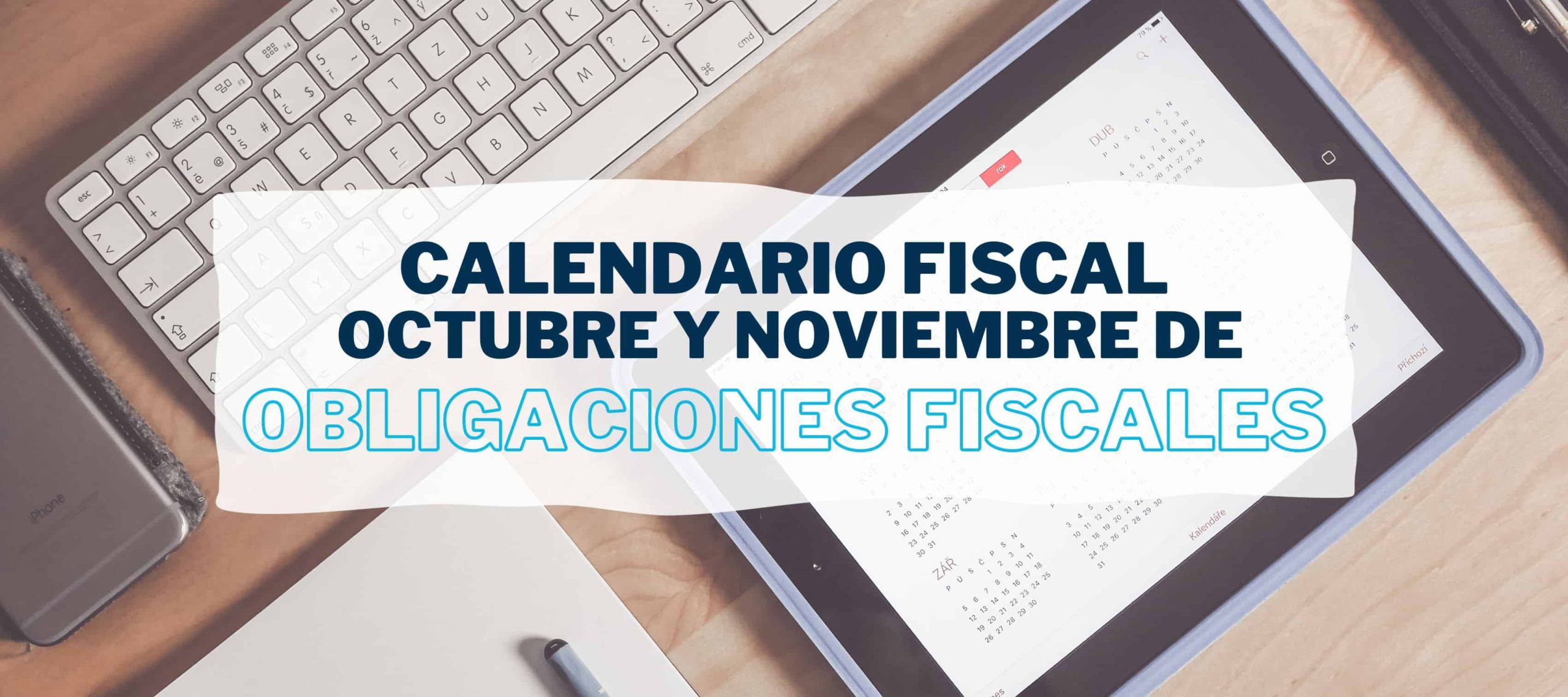Persona consulta en su mesa de oficina sobre una tablet el calendario de obligaciones fiscales de noviembre y octubre 2023.