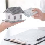 Usufructario y titular de la nuda propiedad acordando la venta de la nuda propiedad de un inmueble.