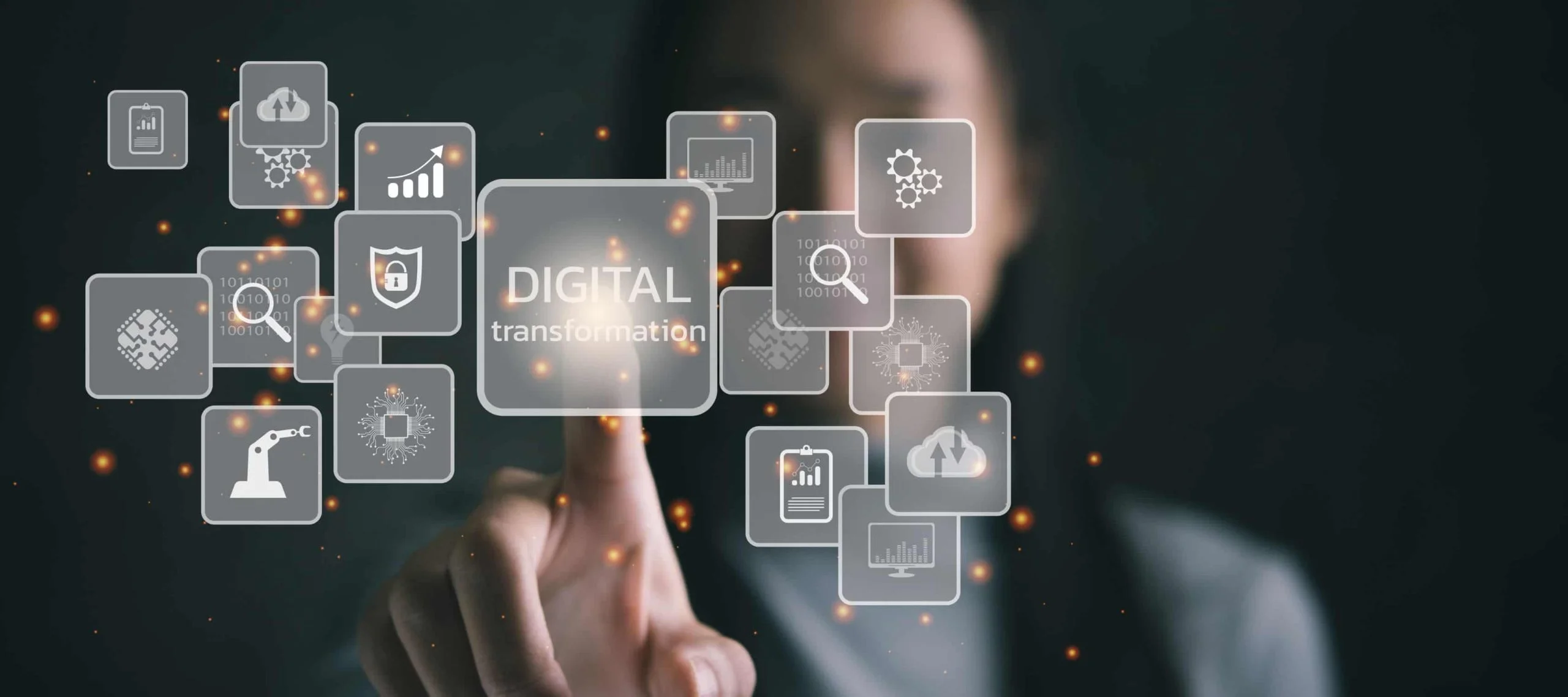 Mujer presionando una pizarra digital seleccionando las nuevas ayudas del Kit Digital para autónomos y micropymes.