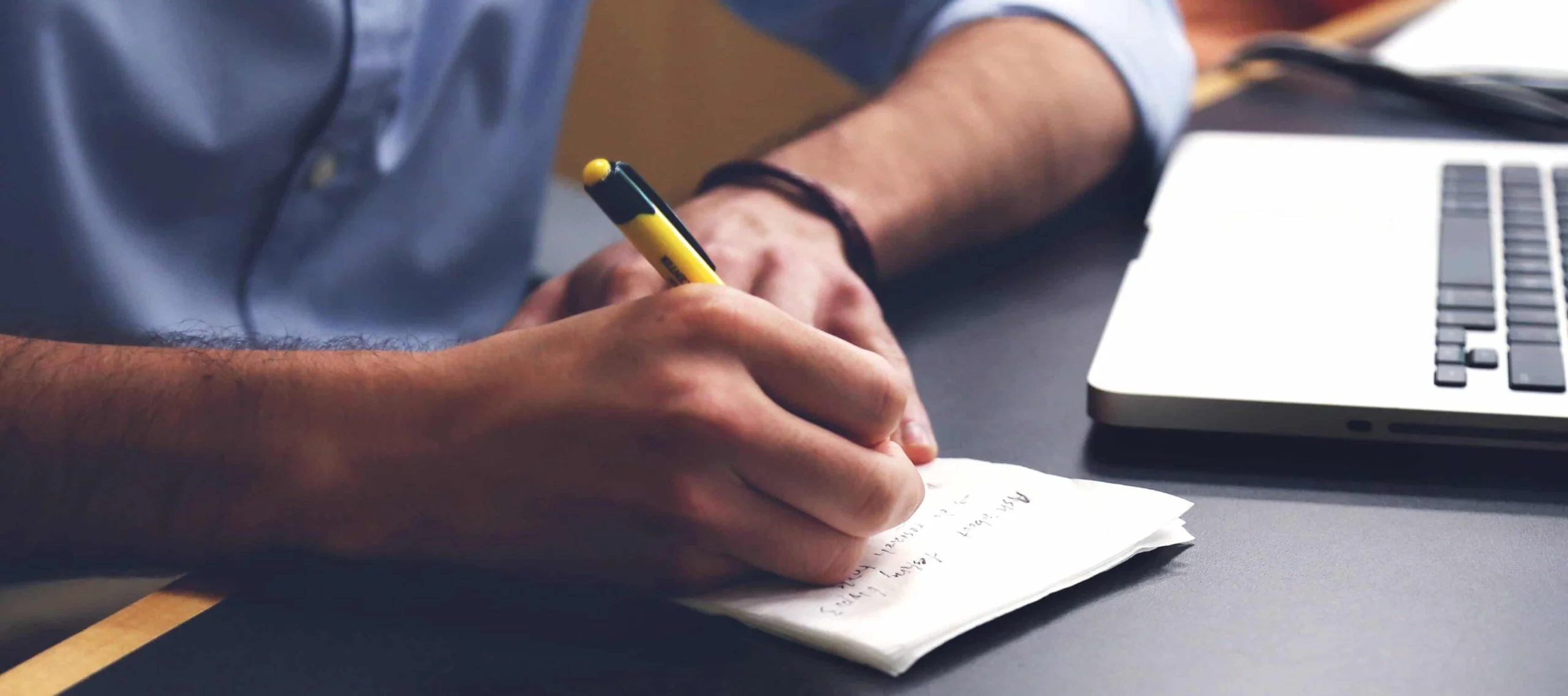 Persona firmando un pagaré que formará parte de un forfaiting internacional.